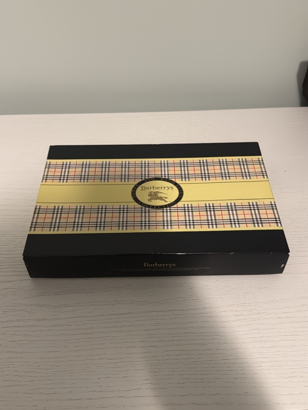 NIB Burberrys Beige Plaid Accent Hand Towels - Picture 3 of 3